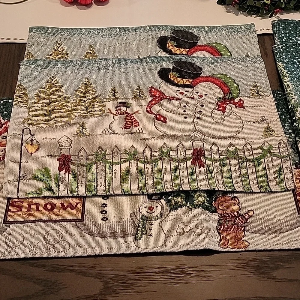 Winter Scene Holiday Table Runner and 4 Placemats EUC 72in long